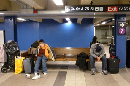 Desamparados durmiendo en la estación de trenes de la calle 74 en Jackson Heights, Queens.  Foto Javier Castaño