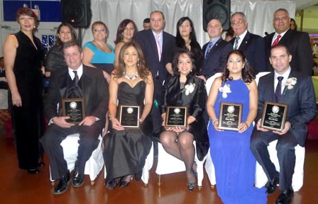 Los directivos de la Cámara de Comercio Hispana de Queens, y los honrados en la fiesta (sentados). Fotos javier Castaño 