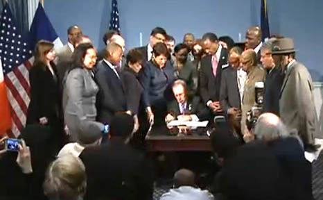 El alcalde Bloomberg firmando la lay Intro 911.