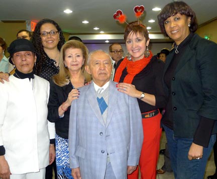 CarlotaGiraldo, Voluntaria, Maribel Giraldo, Nayibe Núñez-Berger,  Bibiana Parecki and  Edna White, miembros de la directiva y el complimentado, Sr. Manuel Benavides.
