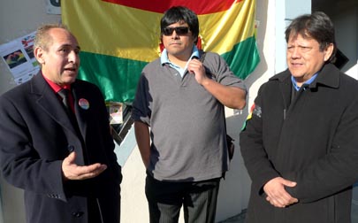 Los candidatos a la presidencia frente al restaurante Kabu, desde la izquierda, Antonio Calvo, Jesús Rivera y Angel Rino Romero, quien fue reelegido. 