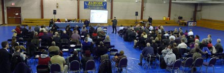 Representantes de la USTA y opositores de la construcción de un nuevo estadio de tenis cuando se reunieron en Elmcor.