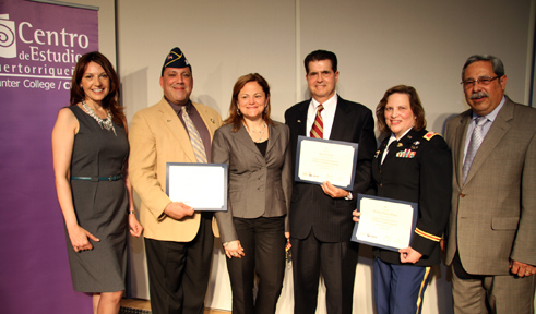 Desde la izquierda, Mayra Torres (maestra de ceremonia y empleada del Centro),Anthony Melé, Maritza Mark-Viverito (concejal del distrito 8 de NY), James Carr, Maritza Sáenz y Edwin Meléndez. Foto Vincent Villafañe