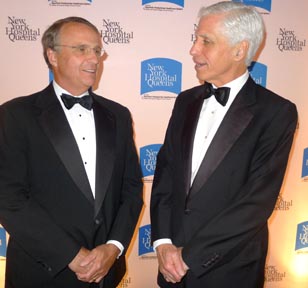 A la izquierda Stephen Mills, CEO y presidente del NYHQ, y Geroge Heinrich, presidente de la junta del hospital NYHQ.