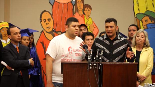 Parte de las familias que se desplazaron a Washington para solicitarle al presidente Obama que pare las deportaciones. Foto Voa