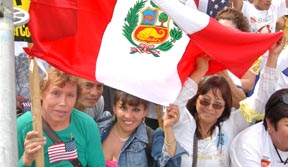 Leandra Requena, al frente, de gafas, en una marcha a favor de la reforma de inmigración.