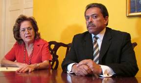 La cónsul general de Peú en Nueva York, María Teresa Merino y el cónsul Orlando Velorio. Fotos Percy Luján.