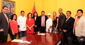 Peruanos en el Consulado de Perú en Nueva York promoviendo Tasting at Perú. 