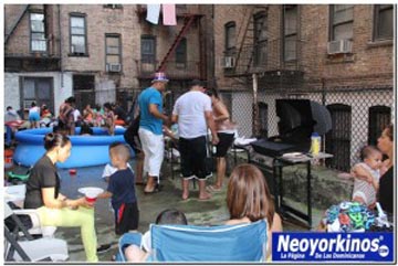 Comida y bebia al estilo dominicano el 4 de julio en el alto Manhattan.
