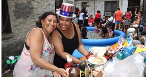 En la parte de atrás de un edificio los dominicanos celebraron la Independencia de los Estados Unidos, contentos y en familia. Fotos