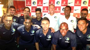 Los jugadores latinos del New York Cosmos, al fondo, desde la izquierda, 