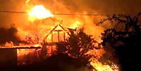 Las llamas, de más de 15 pies, atraparon a los bomberos.