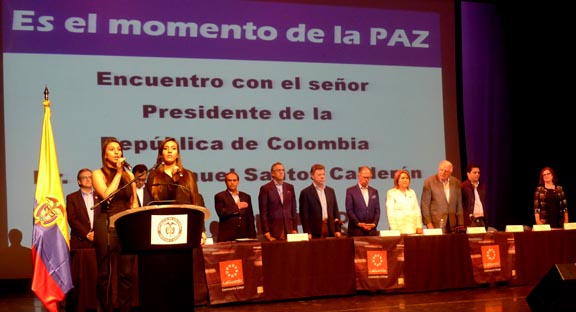 La hermanas Uribe cantando los himnos de Estados Unidos y Colombia frente a los miembros de Unidad Nacional. 