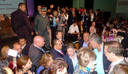 El presidente Santos saludando a sus compatriotas en LaGuardia. 