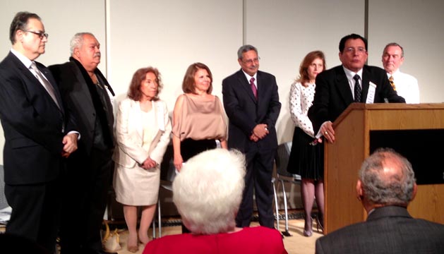 Desde la izquierda, Alberto Hernández-Banuchi, Miguel Algarín, Miriam Colón, Ana Carbonell, Edwin Meléndez, Jennifer J. Raab, George Ríos (cantnado) y Dennis Rivera.  Fotos Javier Castaño