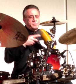 Bobby Sanabria tocando el güicharo durante la conmemoración de los 40 años del Centro de Estudios Puertorriqueños del Hunter College. 