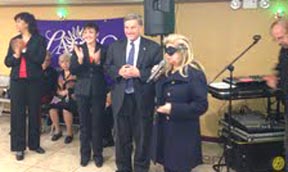 Dese la izquierda, Bibiana , el asambleísta Weprin y Nayive Núñez-Berger.