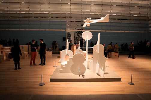 Obra de Pedro Reyes en exhibición en el Museo de Queens.