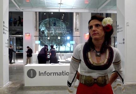 El escritorio de información del Museo de Queens desde donde se aprecia 'la bola' del Parque Fushing. Foto Javier Castaño