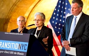 Frente al micrófono, Lilliam Barrio-B y a la derecha el nuevo alcalde Bill de Blasio. Foto Oficial del equipo de transición.