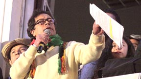 Gustavo Petro hablando a sus seguidores en la Plaza de Bolivar el viernes de la semana pasada. Foto Luis Fernando Jaramillo.