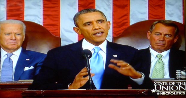 El presidente Barck Obama al frente de el vicepresidente Joe Baden y el líder de la mayoria republicana, 
