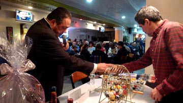 Eduardo Giraldo, a la izquierda, en compañía de William 'El Chamo', encargados del bingo. 