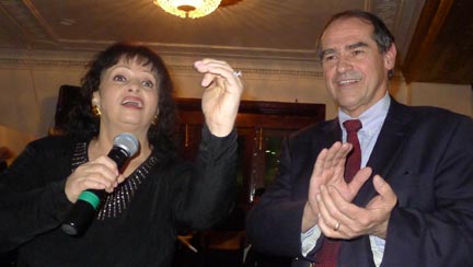 La Reina del Despecho le cantó al congresista Buenahora en el restaurante Boulevard de Queens. Fotos Javier Castaño