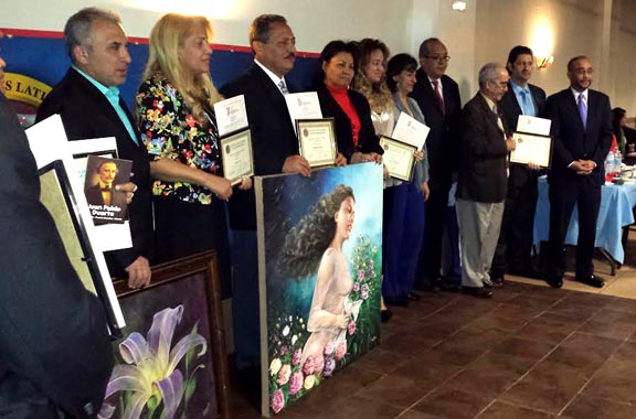 Grupo de los homenajeados y al fondo el senador estatal José Peralta. Foto Jorge Hernández