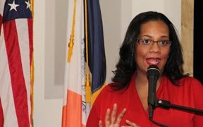 La concejal Julissa Ferreras hablando de sus logros en la biblioteca pública Langston Hughes de la calle 100 y Northern Boulevard. Fotos Lisetti Robles. Fotos Lisetti Robles