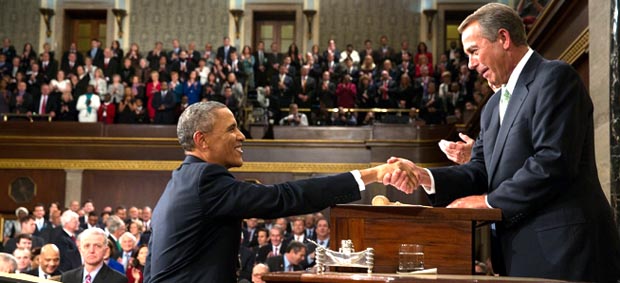 El presidente Obama, a la izquierda, saludando al líder del Congreso, John Boeher en la sede del Congreso. Foto Casa Blanca