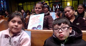 La niña Valeska de 8 años, Juan, de 6, y su madre Vilma Bastidas en la Iglesia Metodista. Fotos Javier Castaño
