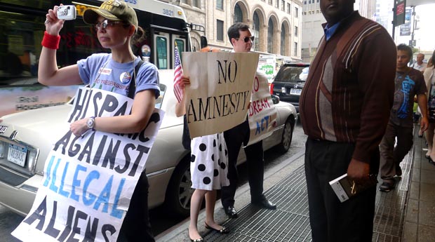 Grupo de latinos en Manhattan en oposición a la Reforma de Inmigración. Foto Javier Castaño