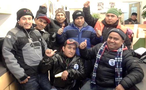 Trabajadores del carwash. Izquierda a derecha, atraz: Pedro Antonio, Julio Bonilla, Leonardo Fernando, Ramos Perez. Derecha a izquierda, adelante: Pablo Teodoro y Refugio Denicia.