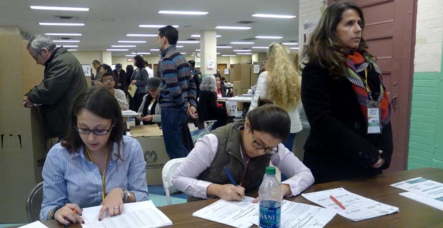 El proceso de votación de los colombianos en el exterior en la escuela pública 69 de Queens. Fotos Javier Castaño