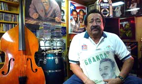 Humberto Corredor en el sótano de su casa en Flushing, Queens. Foto Javier Castaño