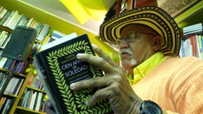 El pintor y poeta Alberto Sabogal leyendo Cien años de soledad. Fotos Javier Castaño