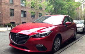 Mazda 3 estacionado en Jackson Heigbhts, Queens, Nueva York. 