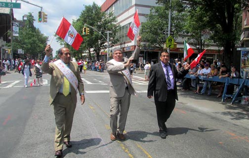 El presidente organizador del desfile Rodolfo Flores, el gran mariscal Manuel Avendaño y Jorge Hernandez del Comite de Fiestas Patrias Mexicanas. 