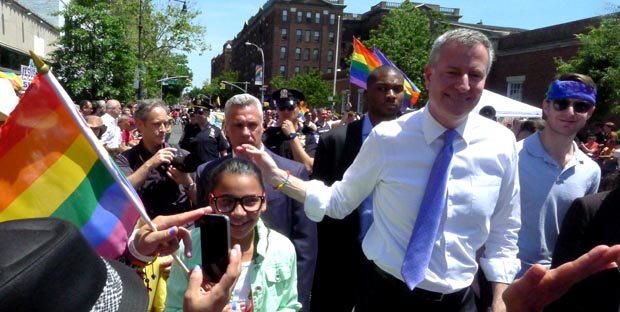 Bill de Blasio es el primer alcalde de Nueva York en participar en el Desfile del Orgullo Gay de Queens. Fotos Javier Castaño