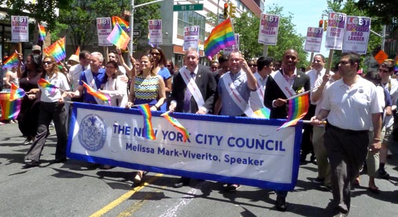 Los políticos marcharon al frente, encabezados por el concejal Daniel Dromm, fundador del desfile. 