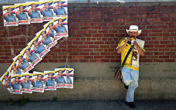 El paisa Daniel Bernal dijo que votó por Zuluaga porque es el candidato de Uribe, "el papá de los pollitos".