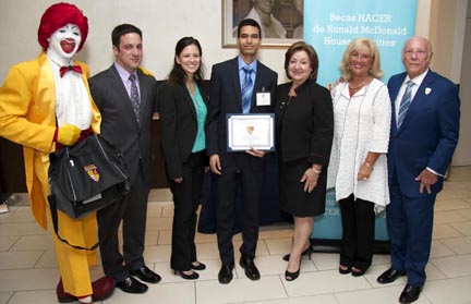 Bremy Alburquerque (centro), residente de Queens recibió una beca de HACER por $16,000. Aquí junto al grupo de hombre y mujeres dueños de McDonald’s en el área tri estatal (izquierda a derecha) Josh Kaufman, Jessica Mato, Celeste Quintana, Annie Madan y Roberto Madan. 