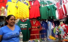 Efraína Rojas en su tienda de artículos de fútbol en Astoria, Queens. Fotos Percy Luján