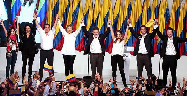 El presidente Juan Manuel Santos, al centro y acompañado de su familia y del vicepresidente electo 