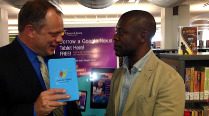 Tom Galante, presidente de la Biblioteca de Queens, hablando con Willam Floyd, jefe de Asuntos Externos de Google.
