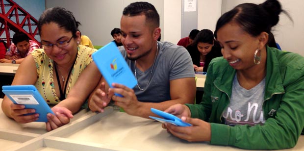 Los estudiantes María José Palencia, Erick Castellanos y Quiara Jiménez ensayando las tabletas en la sede principal de la Biblioteca Pública de Queens. Fotos Javier Castaño