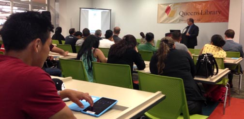 El estudiante José Rodríguez ensayando una de las tabletas de Google.