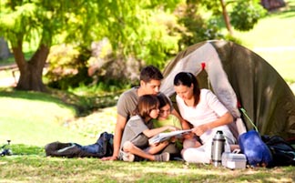 Acampar al aire libre es una gran experiencia familiar. 