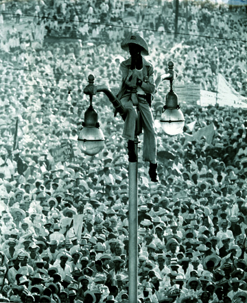 Alberto Korda, El Quixote of the Lamppost (El Quijote de la Farola), Cuba, 1959. Collection Leticia and Stanislas Poniatowski. © Alberto Korda.
